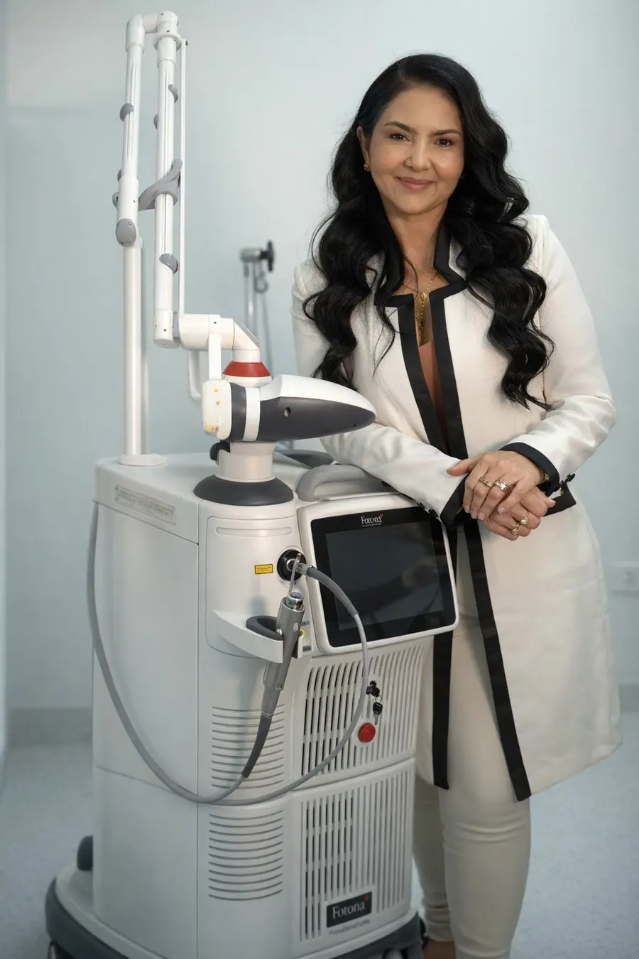 Dra. Liliana Fernández junto al equipo Fotona